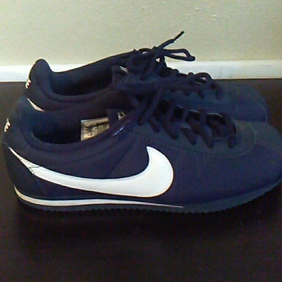 Nike Low Tops - Picture 2 of 3